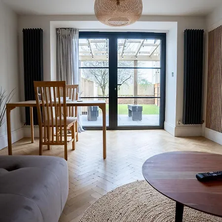 Scandi Style Garden #1 With Parking Permit * Bristol